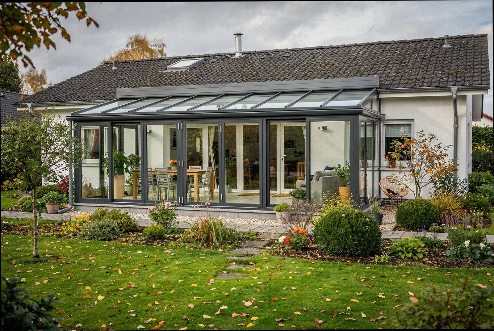 Beheizter Wohnwintergarten mit großen Glasflächen an einem Wohnhaus in Ulm